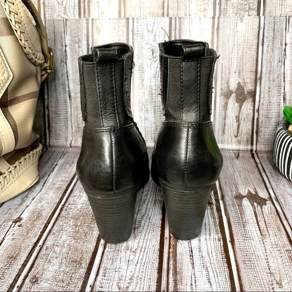 VINCE CAMUTO Classic Fall Minimalist Black Leather VP-Highland Ankle Boots, 6.5